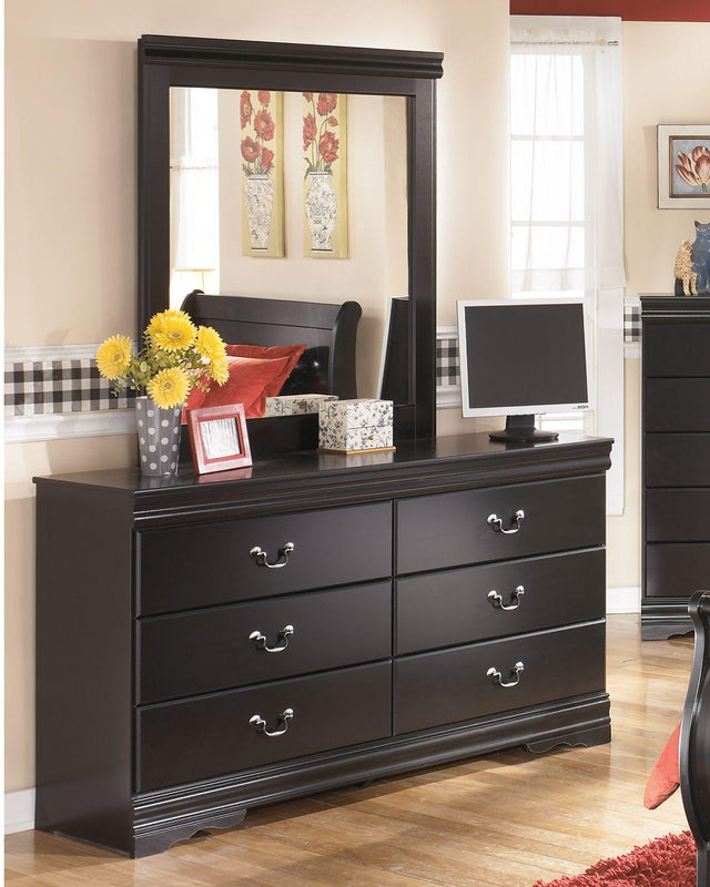 Ashley Huey Vineyard - Black - Dresser, Mirror